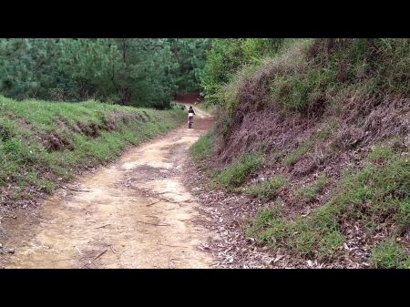 Ich Machte Mich Auf Mein Fahrrad Und Traf Meinen Neuen Freund An Den Seiten Des Waldes 