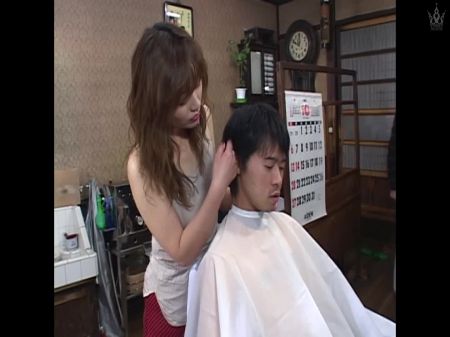 P042G01 زوجة سيئة في حلاقة لا تستطيع قمع شهوةها وشهوة لإغراء العملاء واحدًا تلو الآخر. 