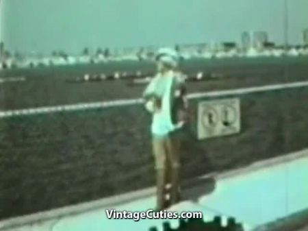 Booty Girl Relajándose En El Seaside (vintage De La Década De 1970) 