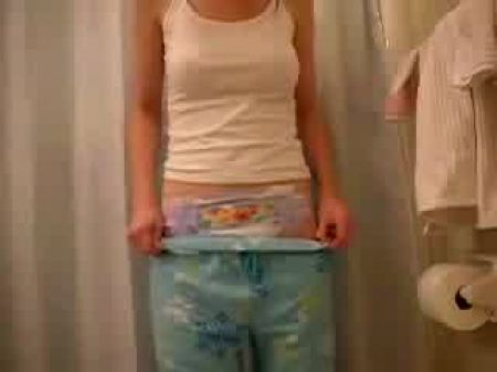 Chica en el baño en su pañal 