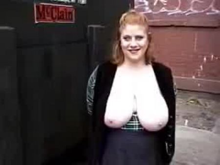 Шлюха с большими жонггами приносит ей лайки старшего парня 