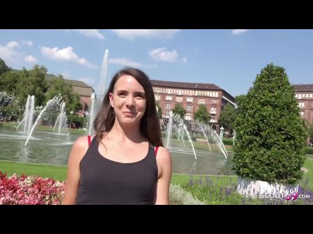 Echter Anal Orgasmus Outdoor Sex für Mini Titten Mädchen Mina bei Street Casting 