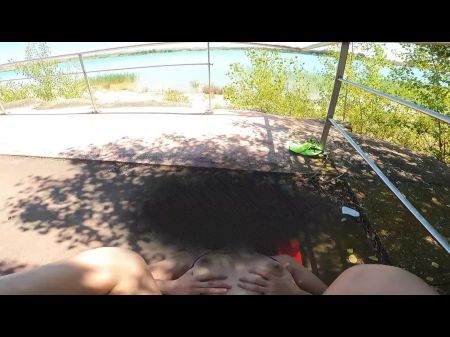 Un extraño llena mi coño con semen en la orilla de un lago 