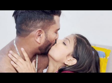 Os amantes indianos do Desi começam o vídeo de sexo hindi duro e hindi dentro do ônibus 