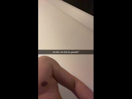 Der Freund betrügt seine 18 -jährige Freundin mit ihrer besten Freundin auf Snapchat im Urlaub und fickt ihren Hündchen 