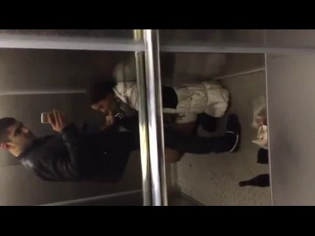 Verdammte russische Betrug Schlampe saugt Schwanz auf Kamera und isst cum 