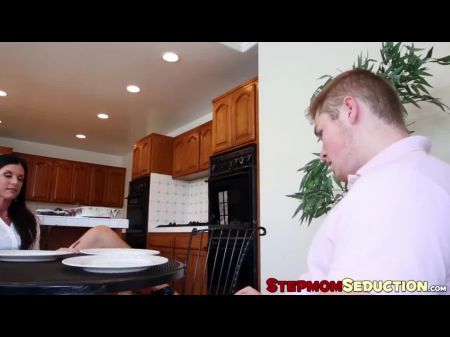性饥饿的妈妈在厨房里与青少年夫妇乱搞