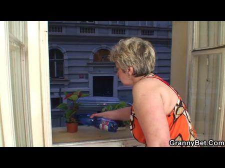 年轻的伙计刘海70岁的女人