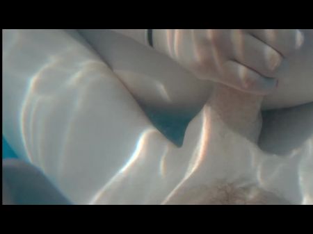 Nadando desnudo en una piscina de jardín con burlas 