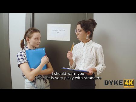 Dyke4k。新女孩和她顽皮的同事