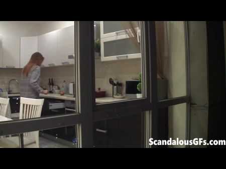 看着我的继父在厨房里摧毁了我的继父的猫