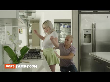يبدأ الشرج الخشن مع أخت أخت مفلس بعد أن سكبت زوجة الأب الخرقاء الزيت على جسدها العصير 