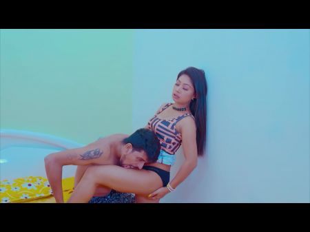 Indian Slim Sexy Sali es seducida por su traviesa jija en la cama 