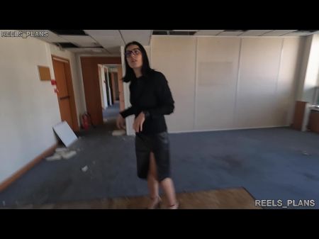 O agente imobiliário trai seu namorado, fica anal fodido durante a visita de clientes falsos 