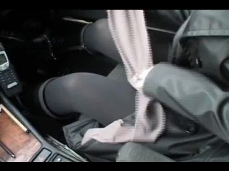 adolescente alemana calva mostrando su hermoso coño perforado 