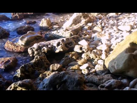 Sexo arriesgado en la playa nude y el creampie en el coño peludo 