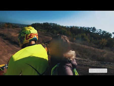 粗肛门对脏摩托车。 