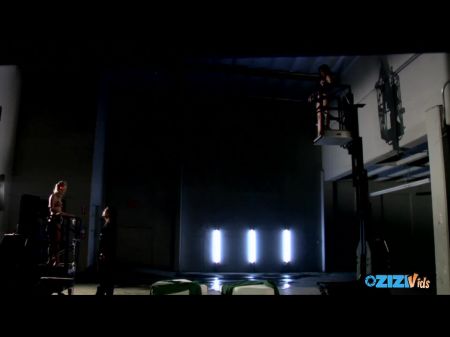 Zwei vollbusige geile Schlampen müssen einen Hengste ficken, um zu leben 