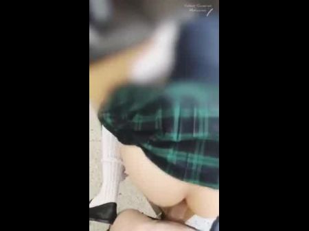 Estudiante traviesa follada duro por su director 