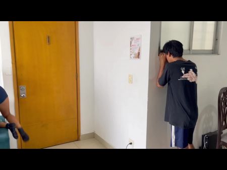 ألعب إخفاء وأسعى مع أخي الخجول وينتهي به الأمر إلى إعطائها اللعنة في حياتها 