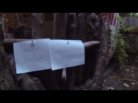 自慰的邻居用自拍棒抓住了露台。 
