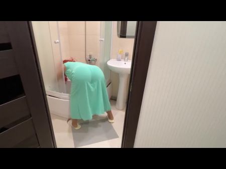 MILF vio que estaba siendo observada y desnuda cuando quería sexo anal 