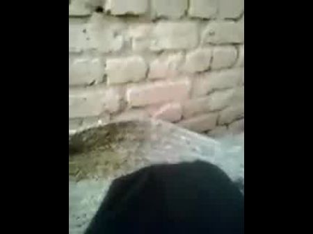Mujer sudanesa cachonda y toca su coño en Dokhan 