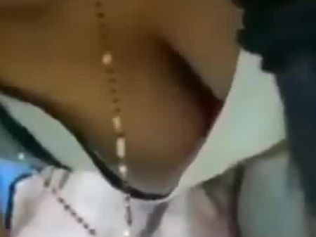 Mallu Aunty Lovely Bosoms Showcase