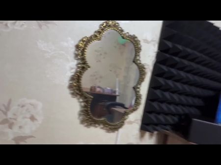 Las piernas de The Cutie están temblando de una polla caliente 