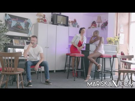 Mariskax Zaawaadi é pregado ao visitar um café 