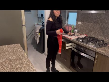 A babá faz horas extras sexuais enquanto meu marido está na sala 