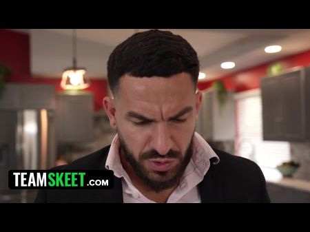 Lola fue contratada como una niñera por uno de los amigos de toda la vida de su padrastro y está enamorada de él 