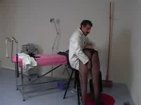 MILF -Sekretärin nackt und verprügelte den Doktor 