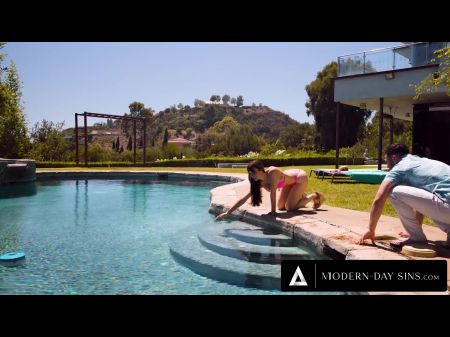 Pecados modernos pecados de sol Milf permite que a piscina titty foda -a enquanto o marido não está em casa 