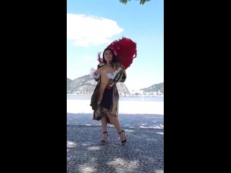 顽皮的咪咪在公共场合闪烁和小便