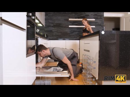 RIM4K。捷克的女孩是如此性感，以至于杂工无法抗拒摇摇欲坠