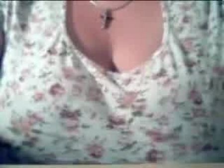 Großmutter blitzt ihre guten Liebesmuffins auf der Webkamera R20 