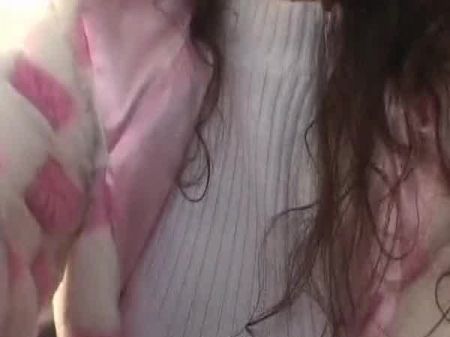 Eine gut aussehende französische MILF kann überall einen Schwanz nehmen 