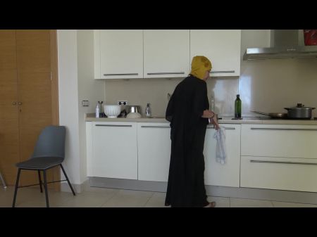 Uma mulher árabe sexy com uma bunda grande trapaceia para o marido na câmera 