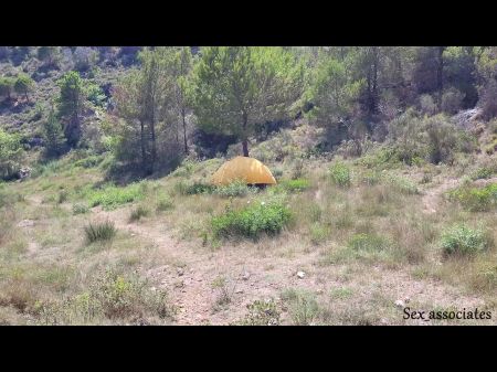El Turista Escuchó Fuertes Gemidos Y Atrapó A Una Pareja Follando En La Tienda. 