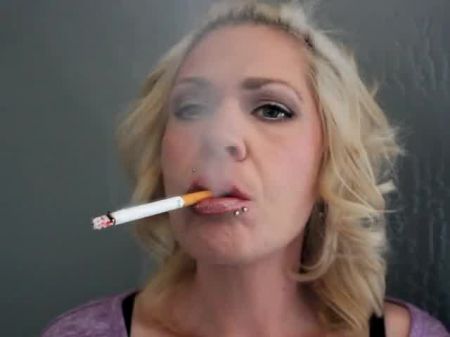 Baumelner reifen MILF -Raucher aus der Nähe 