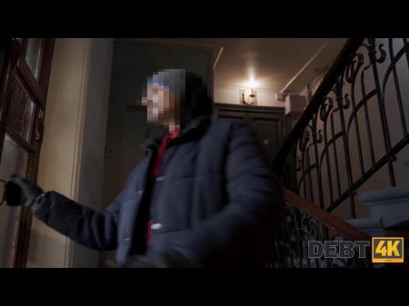 O sexo ajuda a Bimbo Hottie a evitar problemas com o cobrador de dívidas 