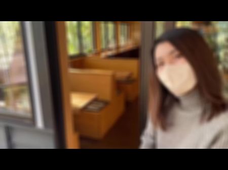 تهيمن على يد امرأة يابانية الحبيبة ، وسرقة قبلةها ، ونائب الرئيس في بوسها بينما لا تستطيع الهروب 