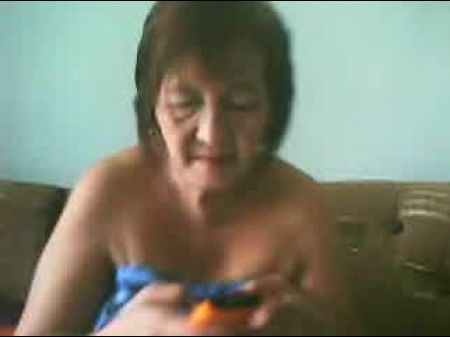 Granny Fat Granny Asian En Cámara Que Muestra Productos En La Cámara 