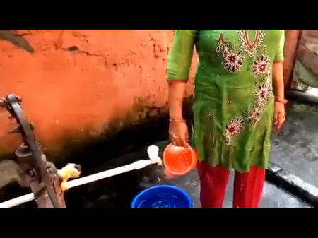 Bath Bhabhi Indian Bhabhi en Chapakal y ella presiona las tetas y disfruta de los vistos 