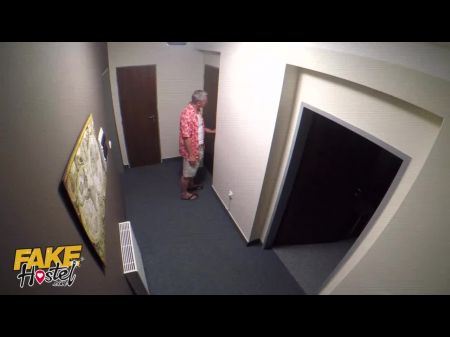 可爱的黑发在坚硬的粗糙他妈的之后感到被爱