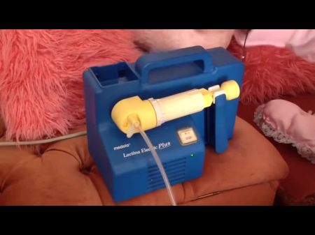 La rubia británica tetona muestra cómo bombear leche materna 