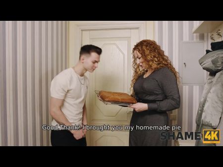 Guy disfruta del pastel y el dulce coño del milf en medias negras 