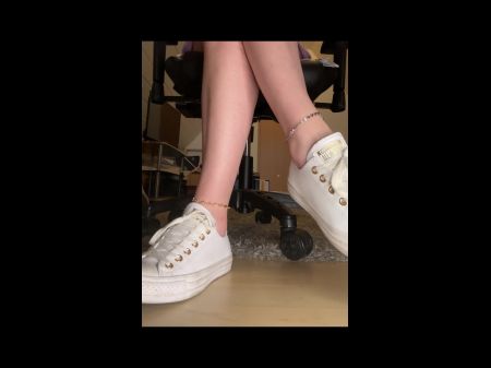 Acuéstate Debajo De Mi Escritorio Y Disfruta 