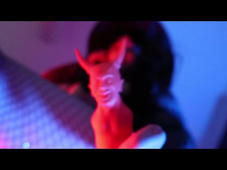 Chubby Goth Witch Beschwört Einen Dämonischen Schwanz Teaser 